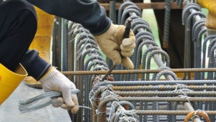 PERAN BESI DALAM KONSTRUKSI BANGUNAN DAN INFRASTRUKTUR 