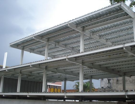 MENGELOLA RISIKO DALAM PROYEK KONSTRUKSI