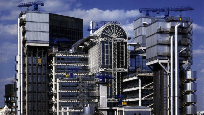 LLOYD’S BUILDING: MENARA MESIN FUTURISTIK DI TENGAH KOTA LONDON