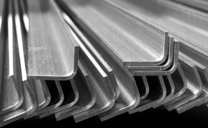PEMANFAATAN BESI SIKU DALAM SISTEM KONVEYOR DAN MATERIAL HANDLING INDUSTRI