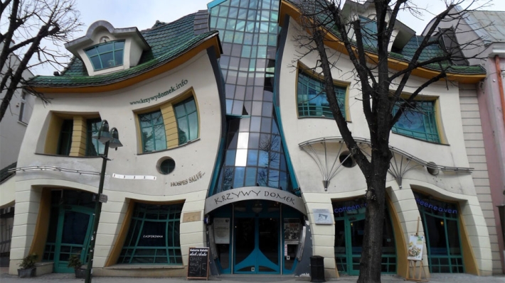 THE CROOKED HOUSE : RUMAH BENGKOK YANG UNIK DI POLANDIA