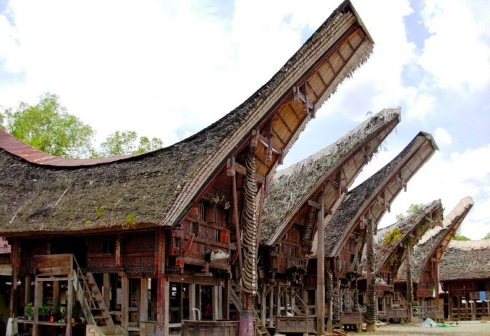 TONGKONAN: RUMAH ADAT UNIK SULAWESI SELATAN