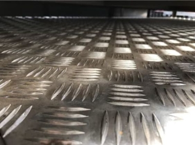 PLAT STAINLESS STEEL: SERBAGUNA UNTUK BERBAGAI SEKTOR KONSTRUKSI
