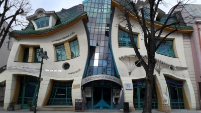 THE CROOKED HOUSE : RUMAH BENGKOK YANG UNIK DI POLANDIA